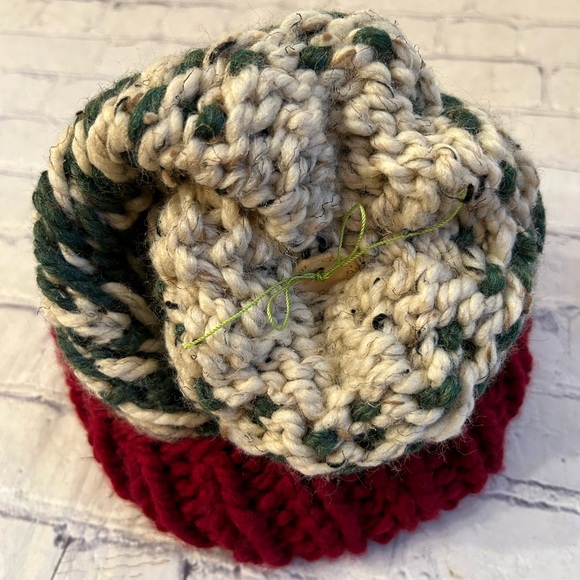 ALMA RETRO KNITTED WOMEN’S MULTI COLORED POM POM BEANIE - Picture 5 of 5